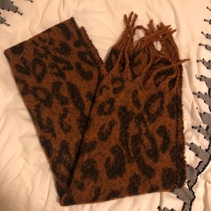 🍩2/$30 SUPER soft leopard print scarf